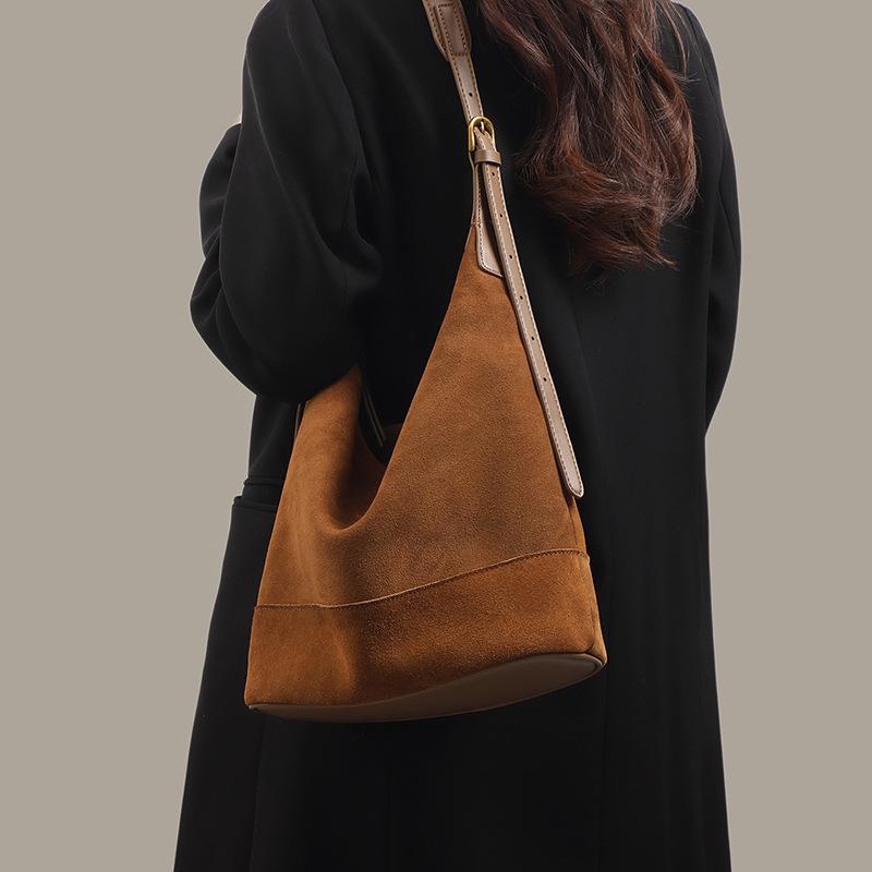 

Bags Women s New Women s Bags Autumn and Winter Leather Shoulder Underarm Bags Maillard Fashion Commuter Bucket Bags коричневий