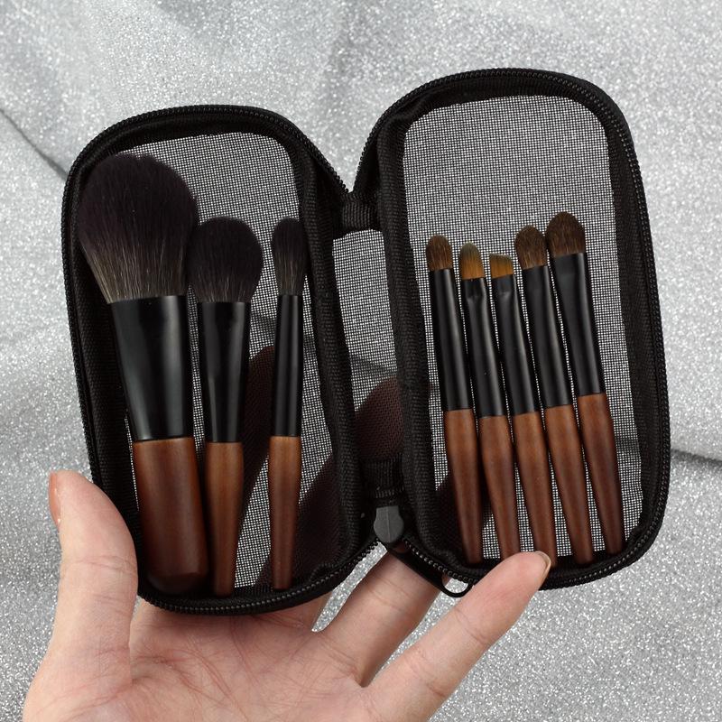 Kompaktní 8dílná cestovní sada štětců na make-up se štětinami ze zvířecích chlupů a krátkými rukojeťmi