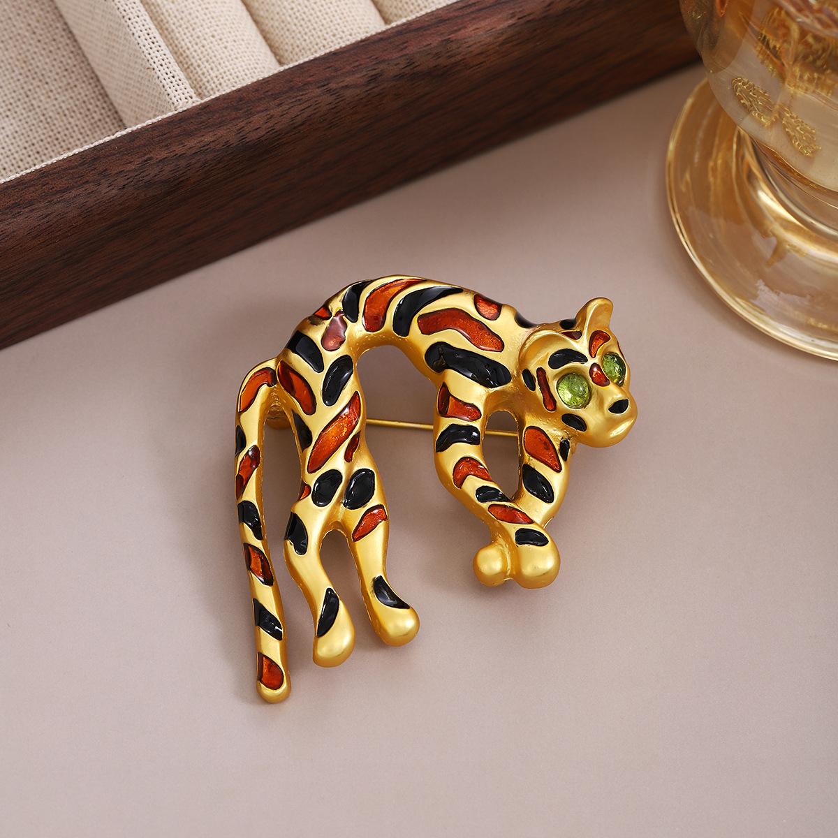 Light Luxury Three-Dimensional Enamel Color Glass Inlaid Cheetah Brooch Vintage Medieval Chic Retro Fashion Accessories