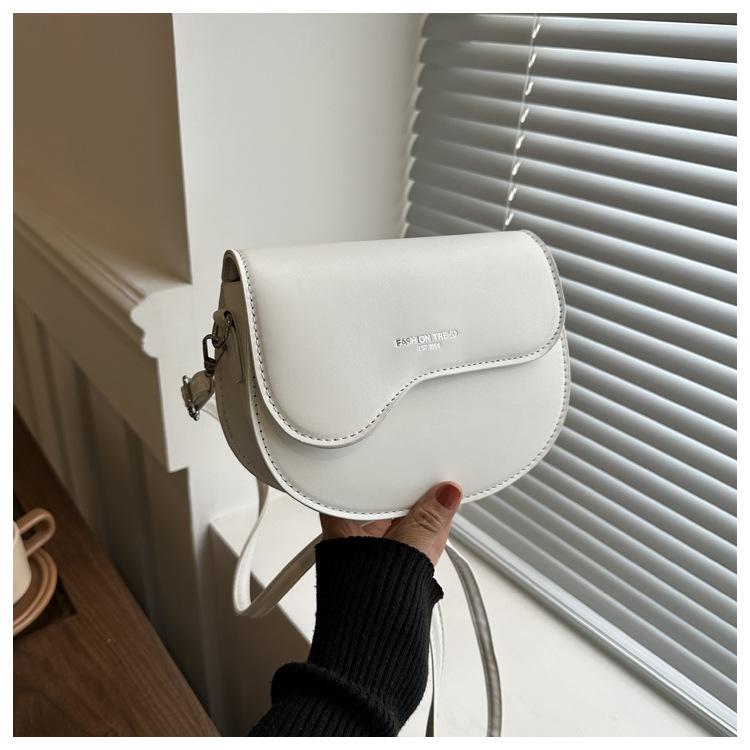 

2024 корейская версия сумка для соли модная универсальная стильная простая нерегулярная сумка-седло нишевая сумка-мессенджер через плечо белый
