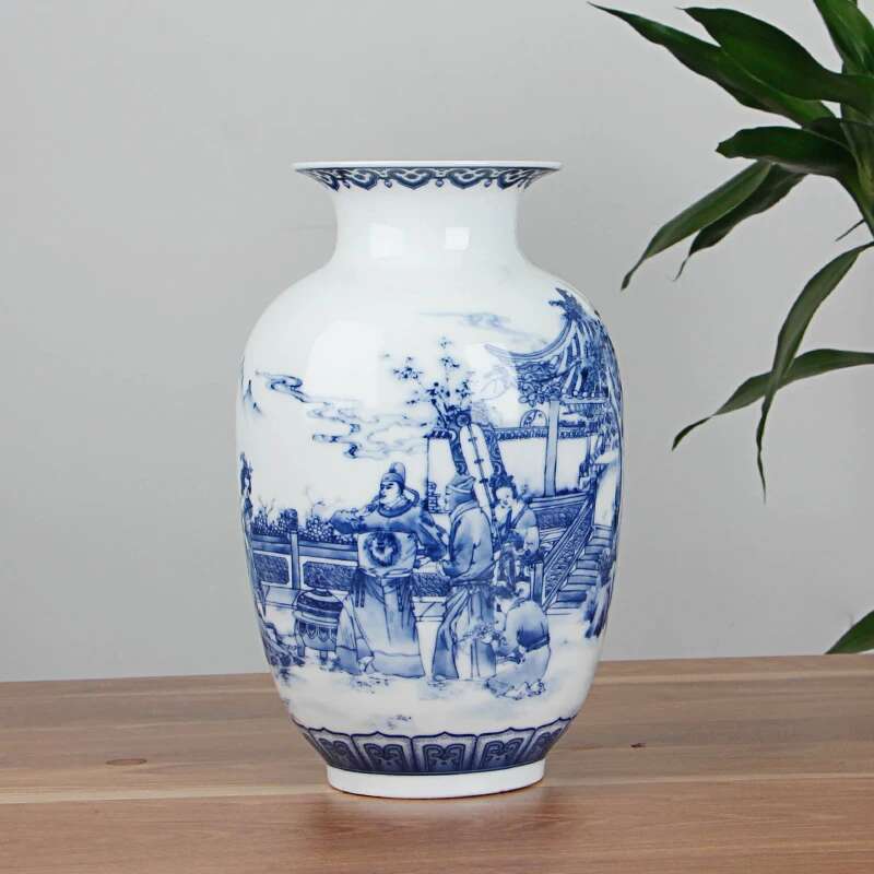 Klassische chinesische blau-weiße Keramikvase, antike Tischvase aus Porzellan für die Dekoration von Hotel-Speisesälen