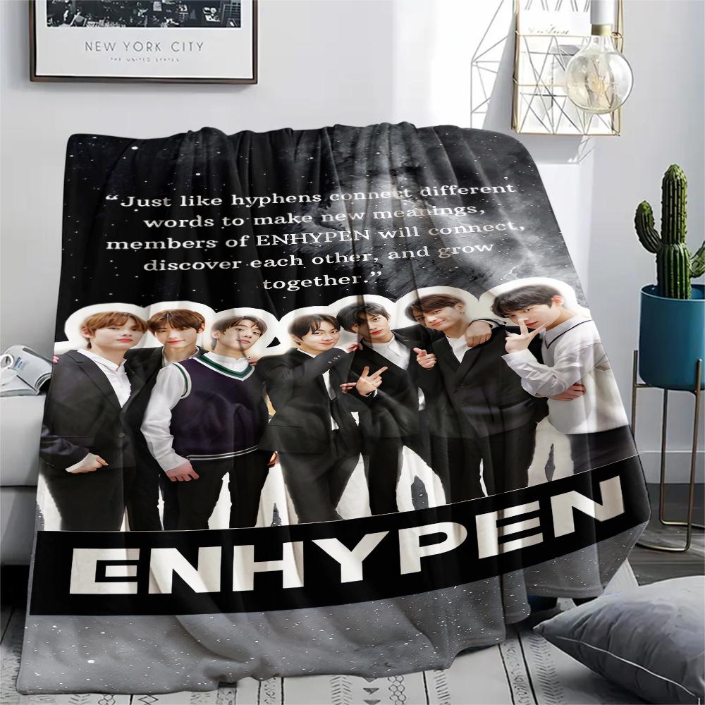 1 Stück Enhypen Aufdruck Flanelldecke, Hohe Qualität für alle Jahreszeiten, Heimdekoration, Wärme und Komfort, Perfekt für Weihnachtsgeschenke