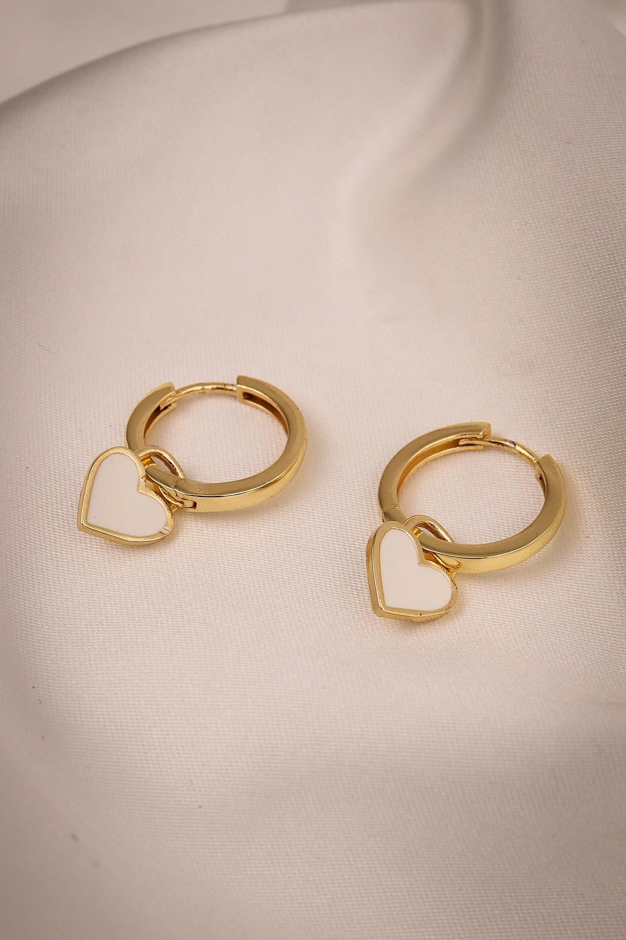 

Серьги-кольца золотого цвета с белой эмалью в форме сердца