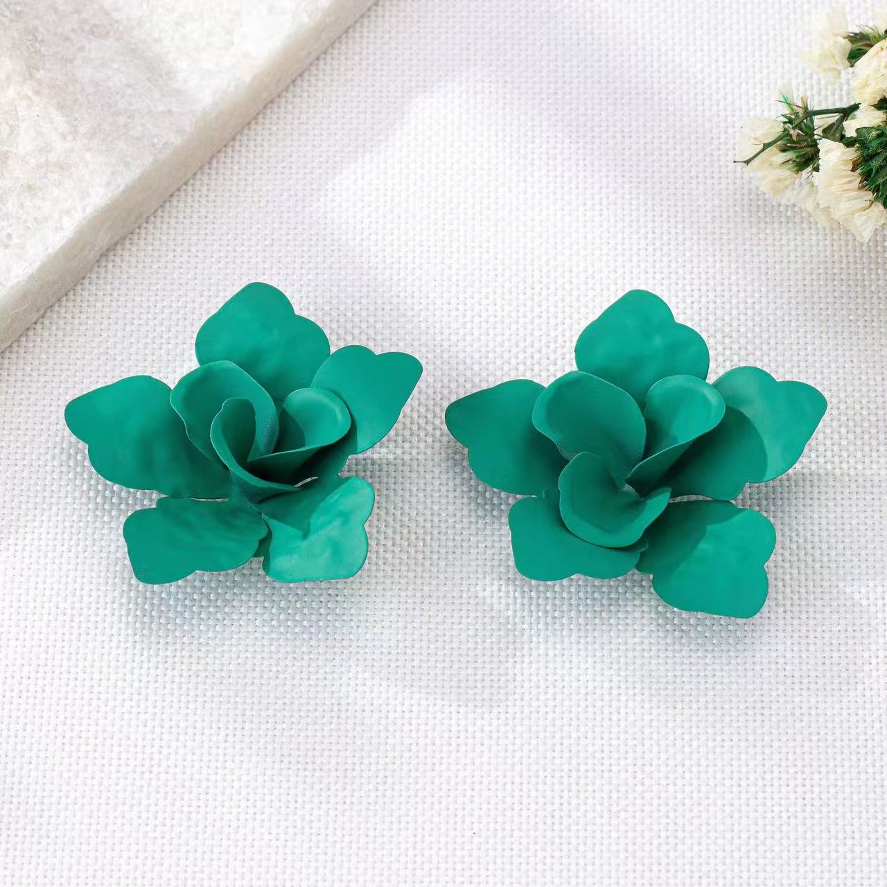 

A Pair of Women s Earrings with Exaggerated Three-Dimensional Flowers in Various Colors to Choose From, Suitable for Daily Wear and as a Gift зелёный