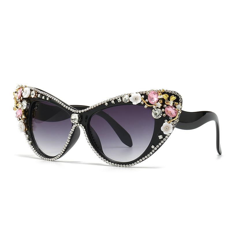

Luxury Diamond Sexy Ladies Cat Eye Sunglasses Women For Men Vintage Brand Designer Trendy Big Frame Crystal Rhinestone Sun Glass As the photo