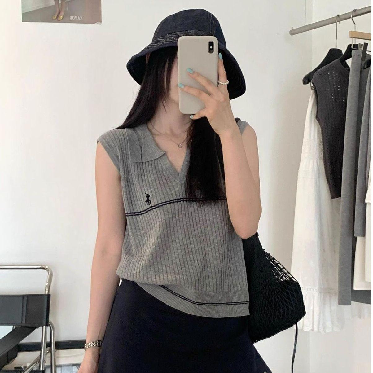 

Embroidered V-neck Knitted Sleeveless Top Basic Women s Outerwear Vest Elegant Knitted T-shirt one size сірий колір