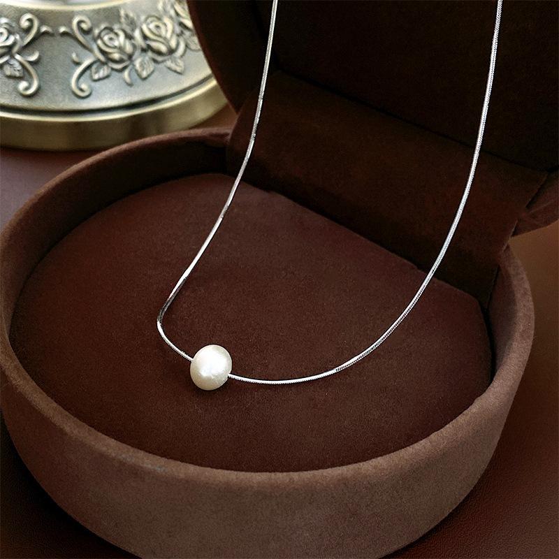 Butterfly Irregular Pearl Necklace Medieval Vintage Temperament Collarbone Chain Versatile High-end Jewelry