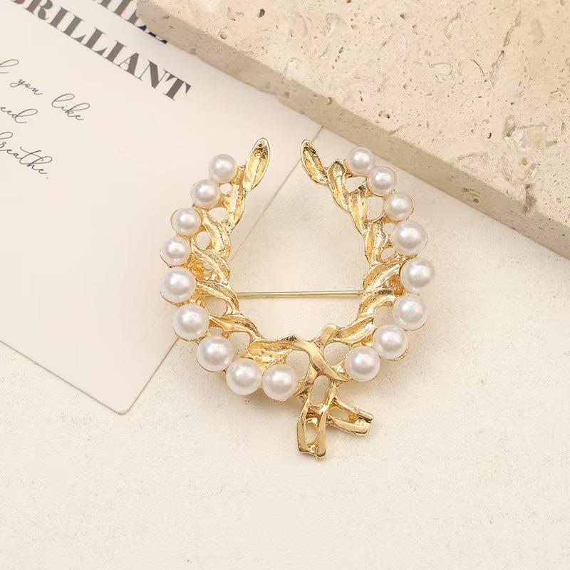 1pc Elegant Model Pearl Gold Branch Flower Wreath Brooch Showcases Retro Noble Temperament Adding Elegant Charm To Dressing