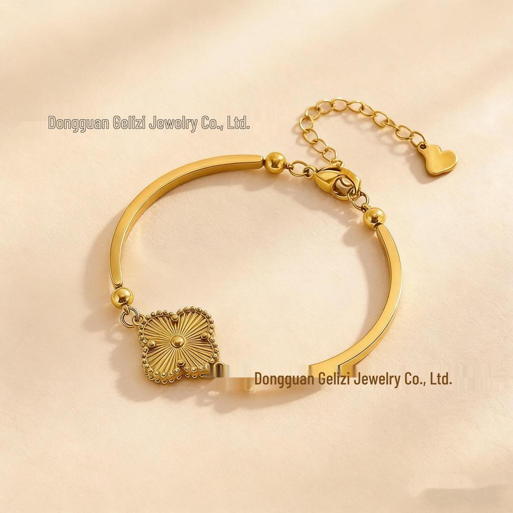 Gold Four-Leaf Clover Bracelet: Elegant, Colorfast & Stylish