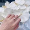Der Ring ist aus aurischem Material gefertigt, das atemberaubend schön ist.. Diesen Sommer ist der heißeste neue Artikel die zweifarbige Galvanisierung.