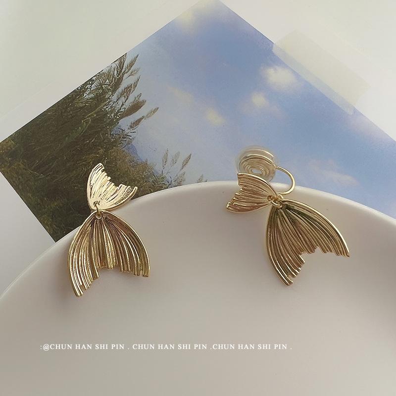 

Fish tail ear clips, no ear holes, metal cold wind, European and American personality design sense, earrings, simple niche mosquito coil disc earrings