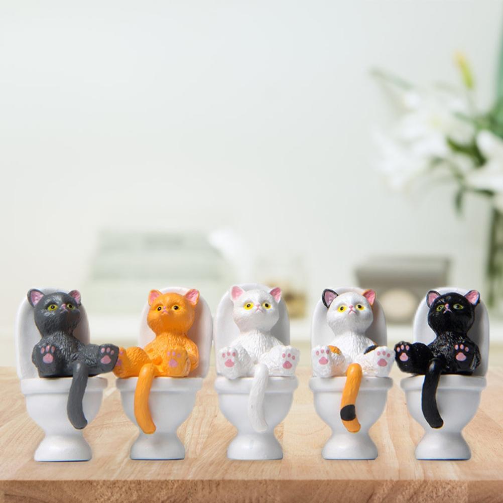 5 Stück Katze sitzt auf Toilette Statuen Mini Toilettenkatzenfiguren Desktop-Ornamente Heimdekor Cartoon