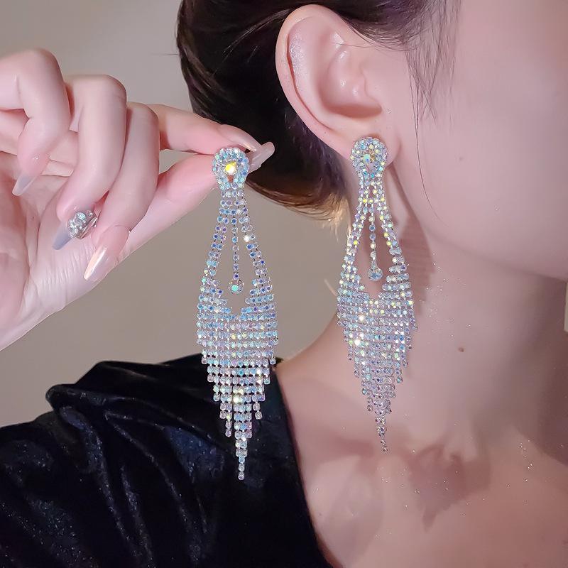 Brincos da Moda Exquisitos com Borla Longa: Elegante, Brilhante e Versátil para Mulheres