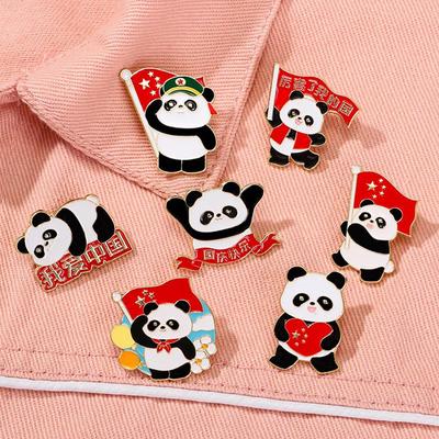 Národní den Panda odznak: Kreslené zvíře s pětihvězdičkovou červenou vlajkou "Miluji Čínu" kovová brož - trendy národní doplňky