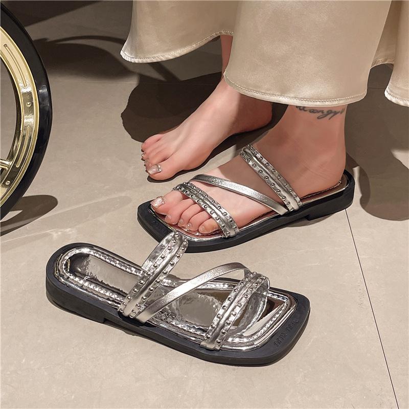 

Fairy Feng Shui Diamond Cool Slippers Женские Уличные 2024 Лето Новые Мягкая Подошва Квадратный Носок с Юбкой Студенческие Пляжные Сандалии The price of more than 1,000 pairs is customized. серебряный