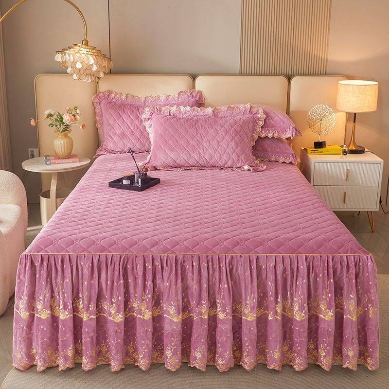 Zeitgenössisches gestepptes Karomuster-Spitzen-Bettrock-Set mit Kissenbezügen - 3-teilig, weiches, bequemes, atmungsaktives einfarbiges Design für das Schlafzimmer