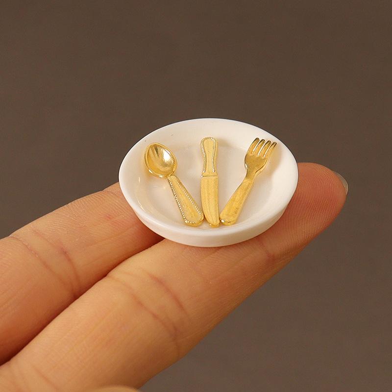 

4 шт. 1:12 кукольных тарелок, ножей, вилок, ложек, набор кукольных мини-посуды, аксессуары для кукольного домика, украшения для кухни, игрушки для игр золотой