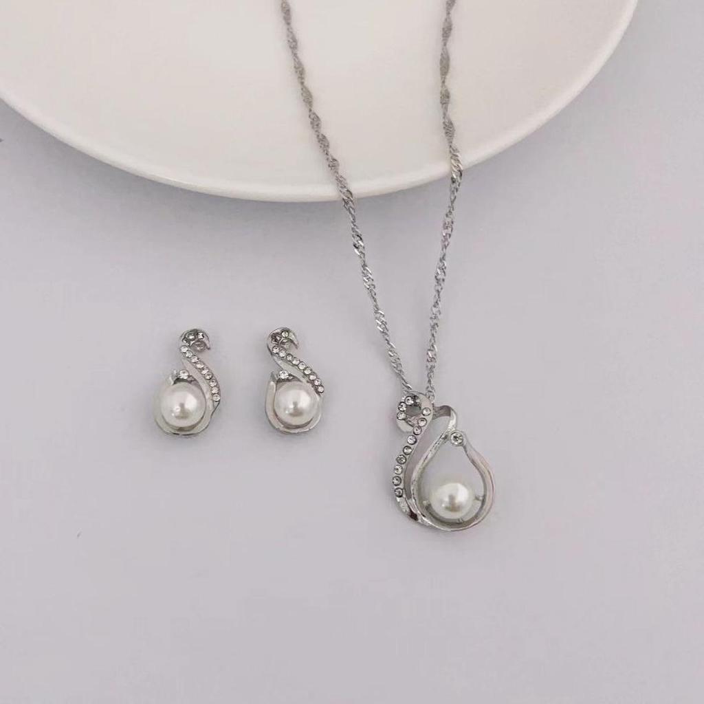 Geometrische Achtförmige Perlen- und Diamantbesetzte Halskette und Ohrringe Brautset