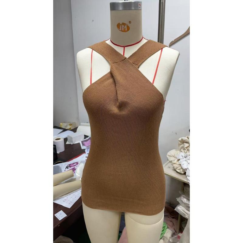 The New Women's Wear Is Elegant and Stylis Featuring A Sleevelessdrawstring Knitted Sweater and A Vest