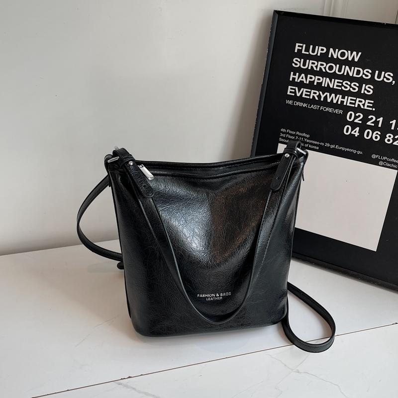 Black Women's Bucket Bag Autumn Winter PU Leather Letter Shoulder Bags Trendy Large Capacity Commuting Crossbody Pack