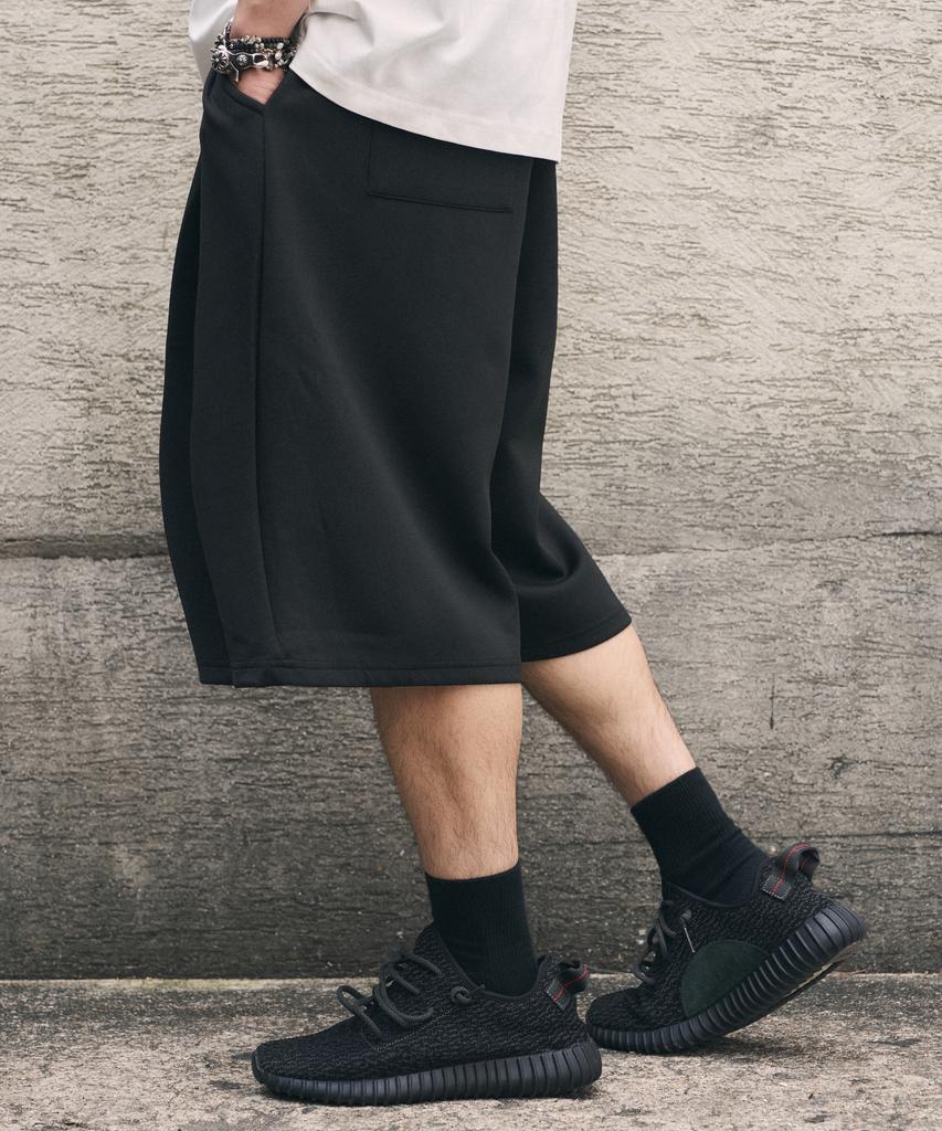 Beokeuldaun Comfort One-Pleat Long Wide Bermuda Sweatpants (Black)