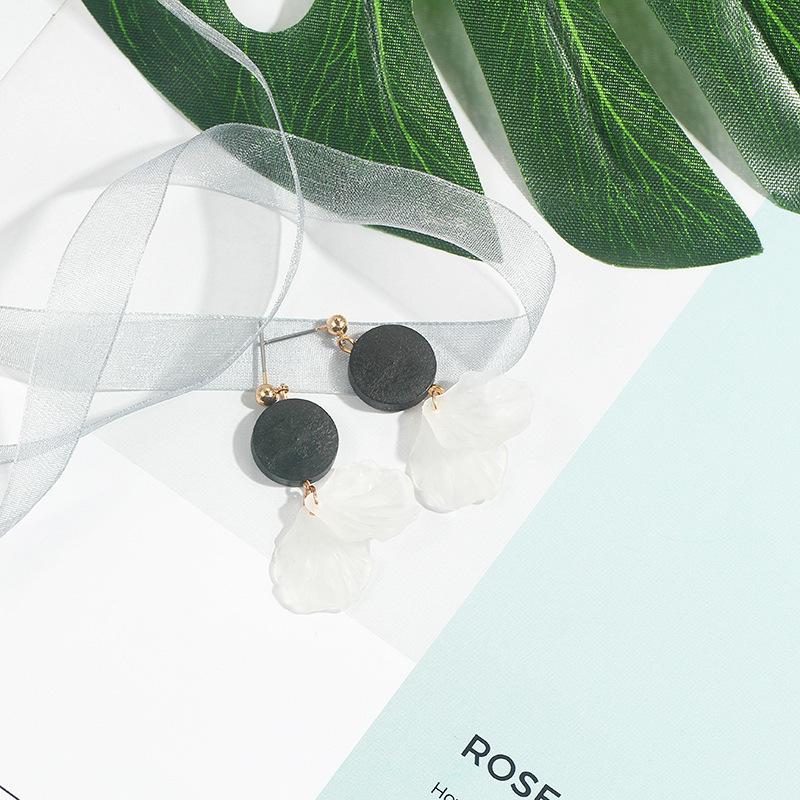 Premium Shell White Petal Earrings Temperament Transparent Flower Fringed Pearl Stud Earrings