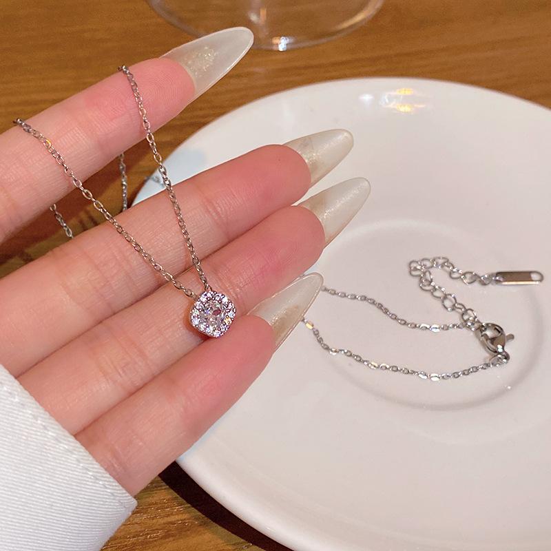 High-end Super Flash Zircon Titanium Steel Necklace Women's Versatile Niche Temperament Silver Collarbone Chain Internet Celebrity New Accessories