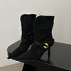 Europäischer und amerikanischer Stil High Heel Spitze gefaltetes Wildleder aufgeschüttelte Stiefel Metallschnalle Riemen ein Pedal Mode Stiefel Kurzstiefel