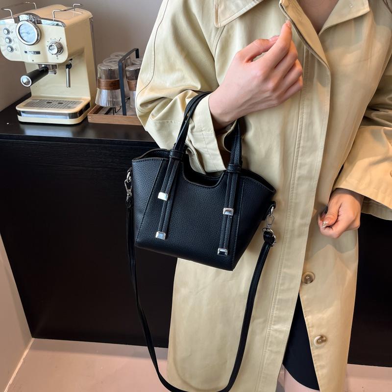 This Year's Popular Bag Women's Large Capacity 2025 New Niche Design Fashion Messenger Bag Portable Bucket Bag