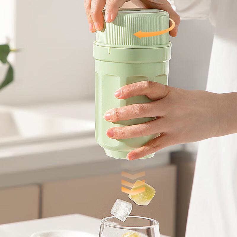 

Rotating Ice Cube Tray with Lid