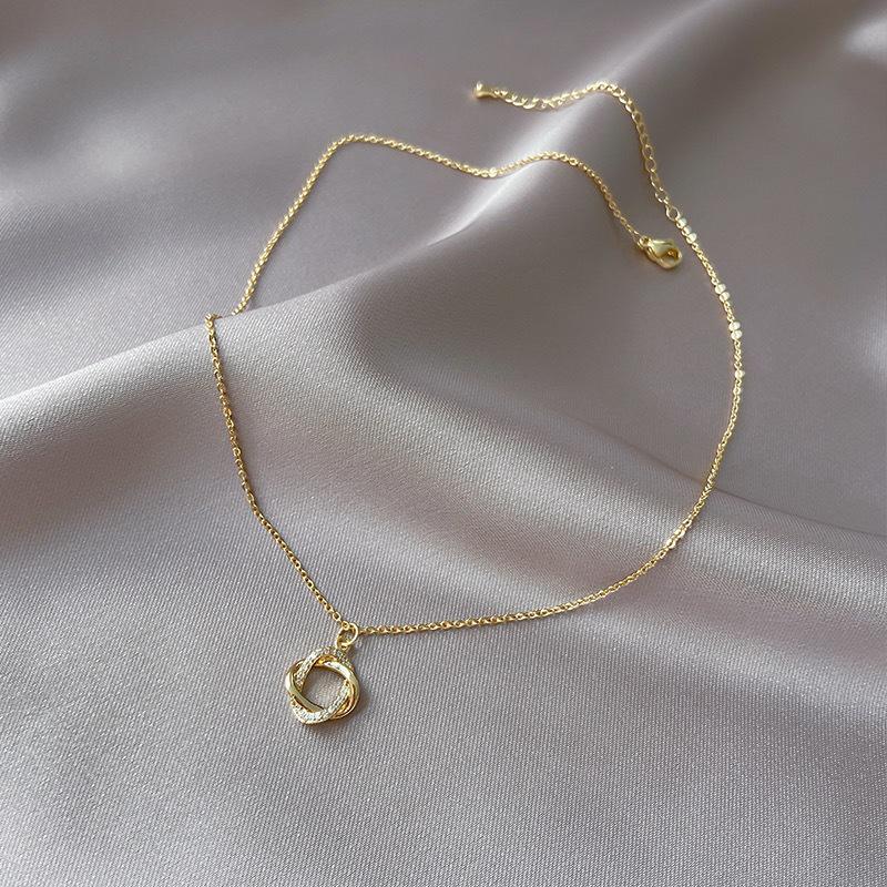 Copper-Plated Gold Rose Pendant Necklace: French Style, High-End Niche Design for Women