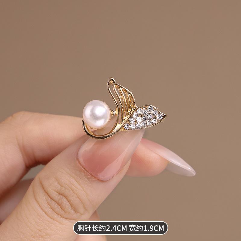 Pearl fishtail brooch women's high-end sense niche exquisite versatile corsage anti-light buckle pin exquisite collar pin accessories
