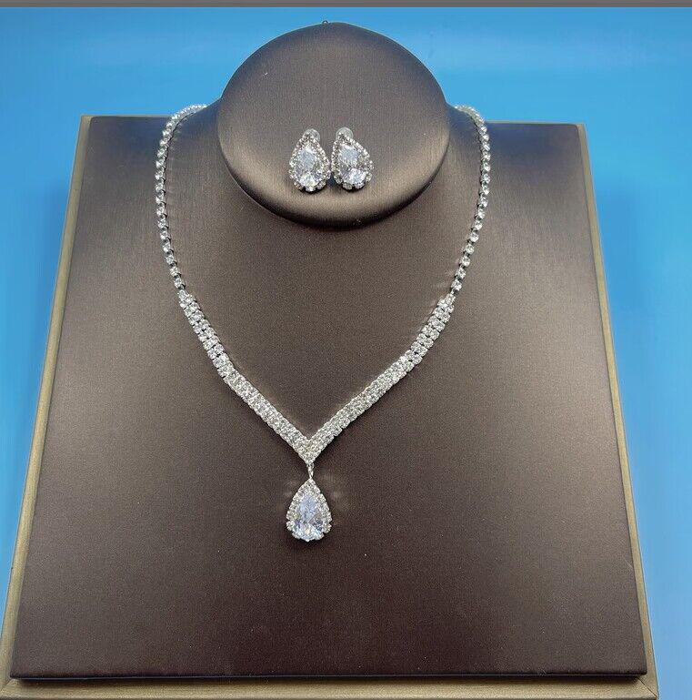 

Комплект колье и серег с подвесками из страз в форме капли