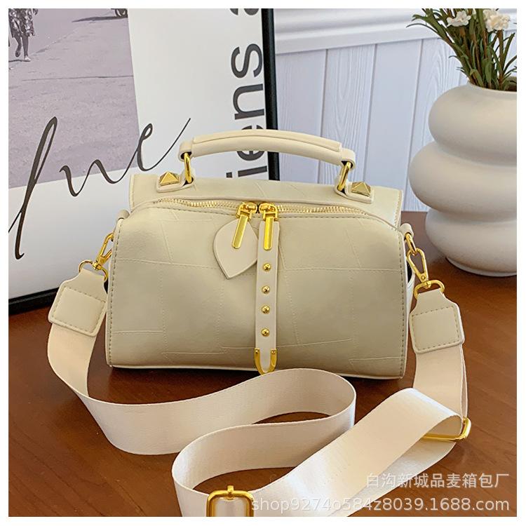 

Design sense niche portable small bag women 2025 new fashion retro messenger bag casual commuter shoulder bag бежевый
