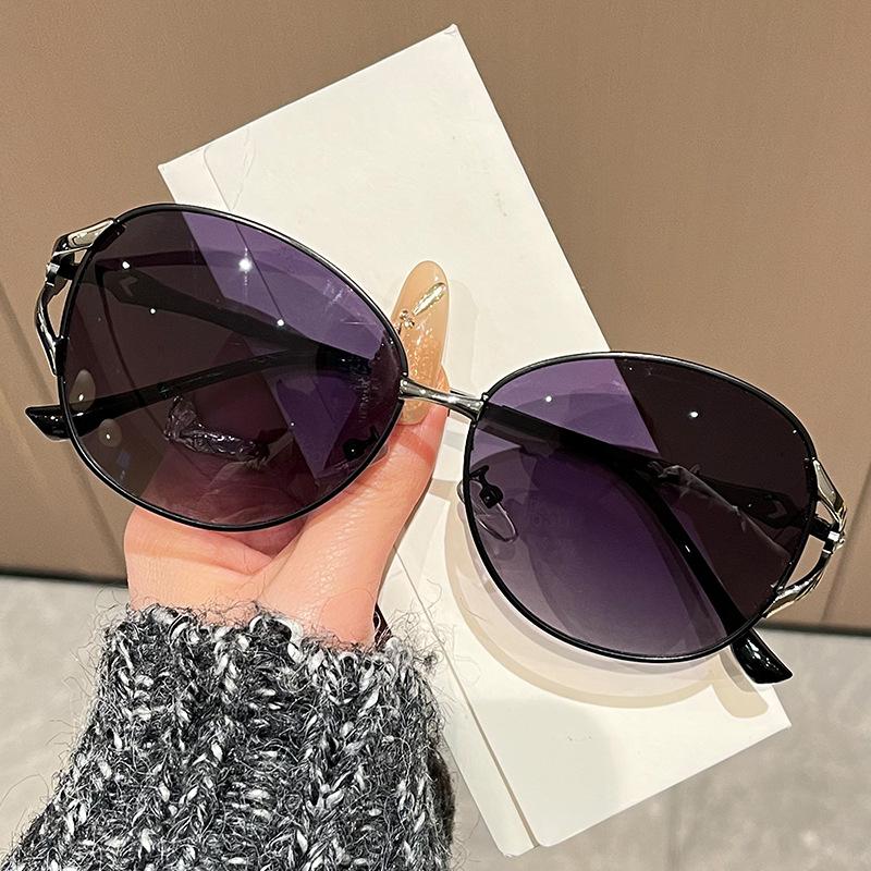 

Luxury Metal Brand Sunglasses Unisex Designer Fashion Oval Stylish Eyewear Shades for Men and Women 1PC