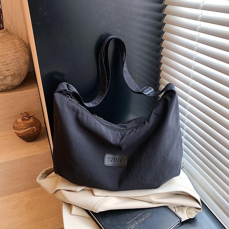 New casual shoulder bag versatile simple commuter messenger dumpling bag large capacity messenger bag