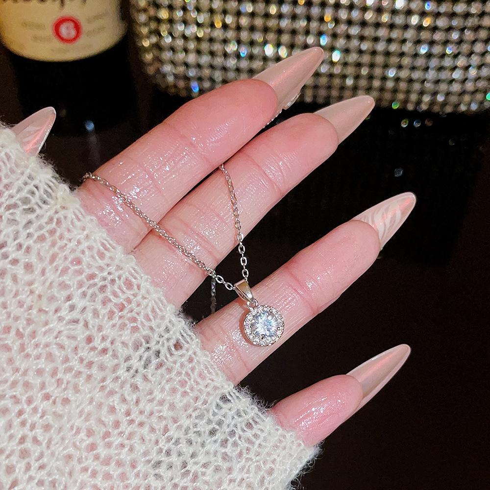 Fashion Light Luxury Titanium Steel Necklace Women'S High-End Pendant Sweet Temperament Collarbone Chain Does Not Fade Accessories