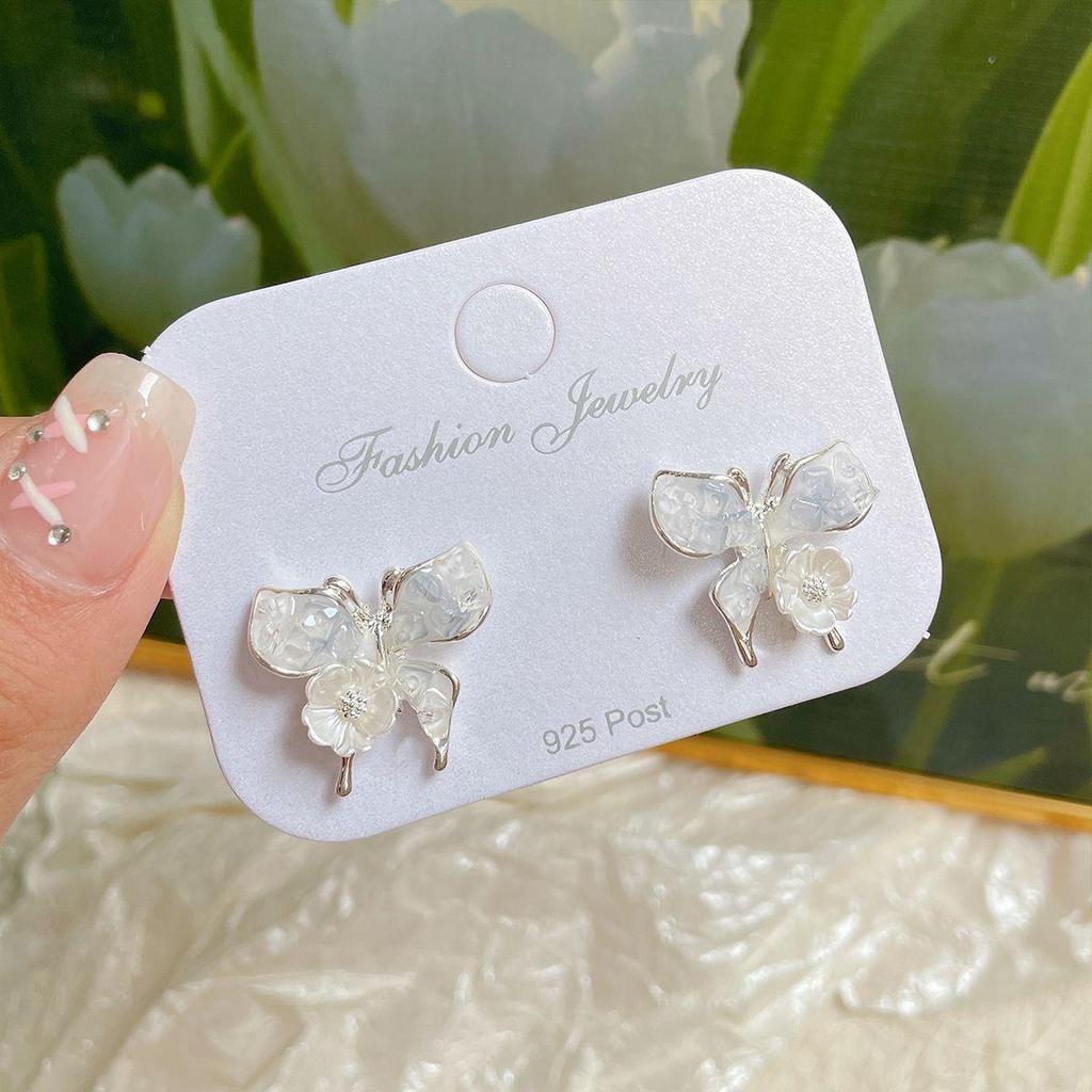 Exquisite Pearl Butterfly Earrings with Silver Needle – Gradient Light Luxury Design for Women