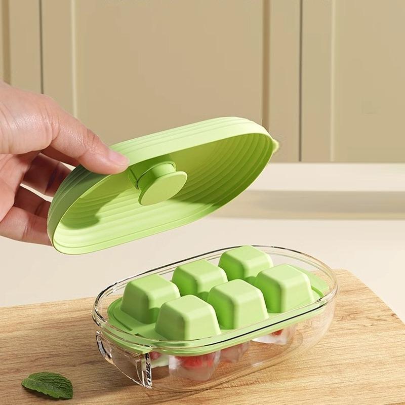 Skladujte mražené kostky ledu v lisovaných ledových boxech pro snadné uvolnění a rychlé zmrazení pro domácí použití