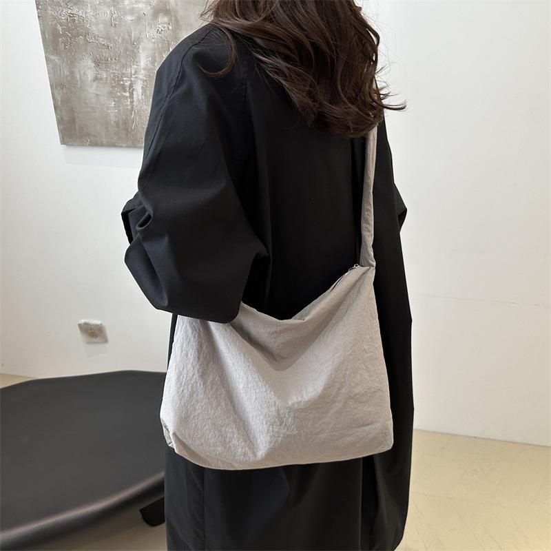 Neue trendige Mode lässige Falten große Kapazität schlicht und schön Herbst Umhängetasche personalisierte Tragetasche