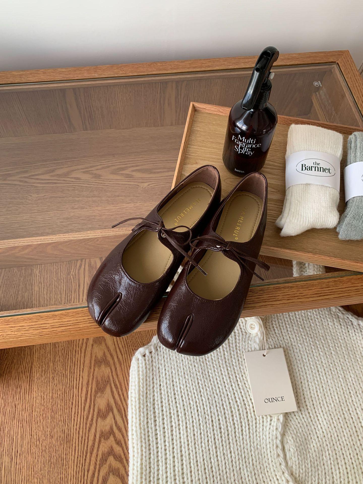 

Niche flat-heeled pig s foot shoes women s shoes 2025 new autumn horseshoe pig s foot shoes one pedal Doudou single shoes 40 кавовий