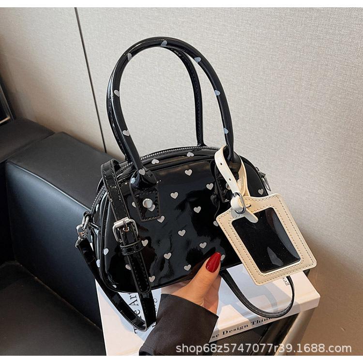 

2025 new commuter hand-held shell bag versatile fashion polka dot messenger bag niche design portable bowling bag чорний