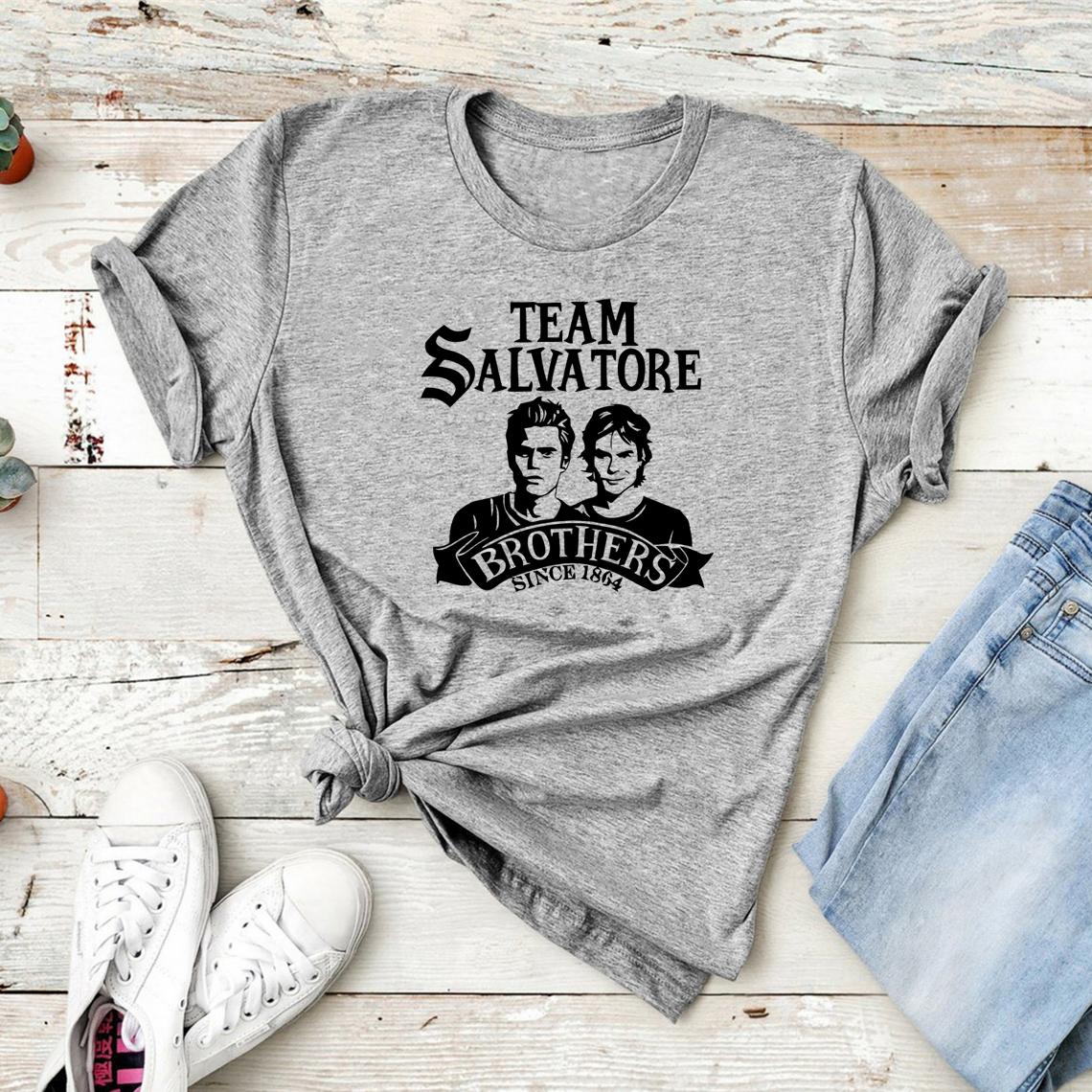 

Футболка Salvatore Brothers Футболка Team Salvatore Жіночі футболки Футболка з зображенням Stefan and Damon Футболка Salvatore Жіночі топи XL сірий колір