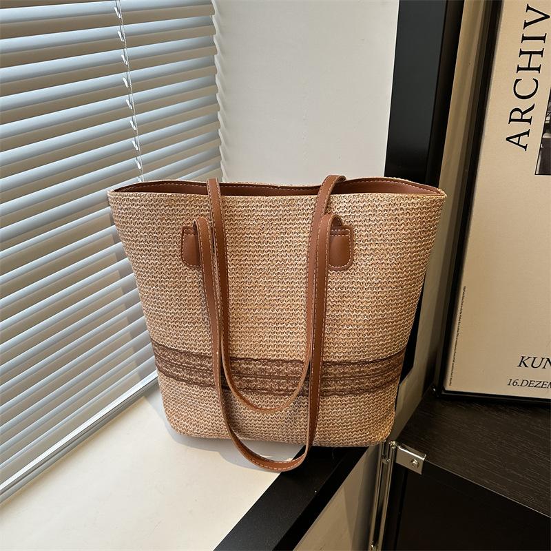 

Hand-woven bag large capacity 2025 new fashion contrasting color shoulder summer seaside versatile straw woven tote bag хаки