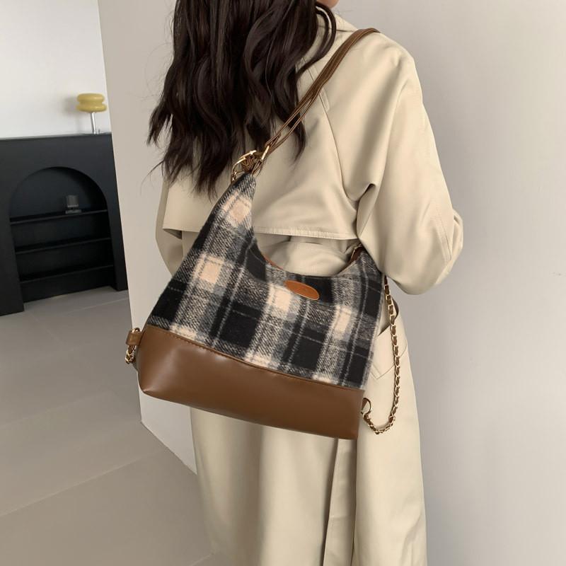 Trendy Chain Shoulder Bag With Chic Minimalist Design Ideal For Casual Outfits In Red Checkered