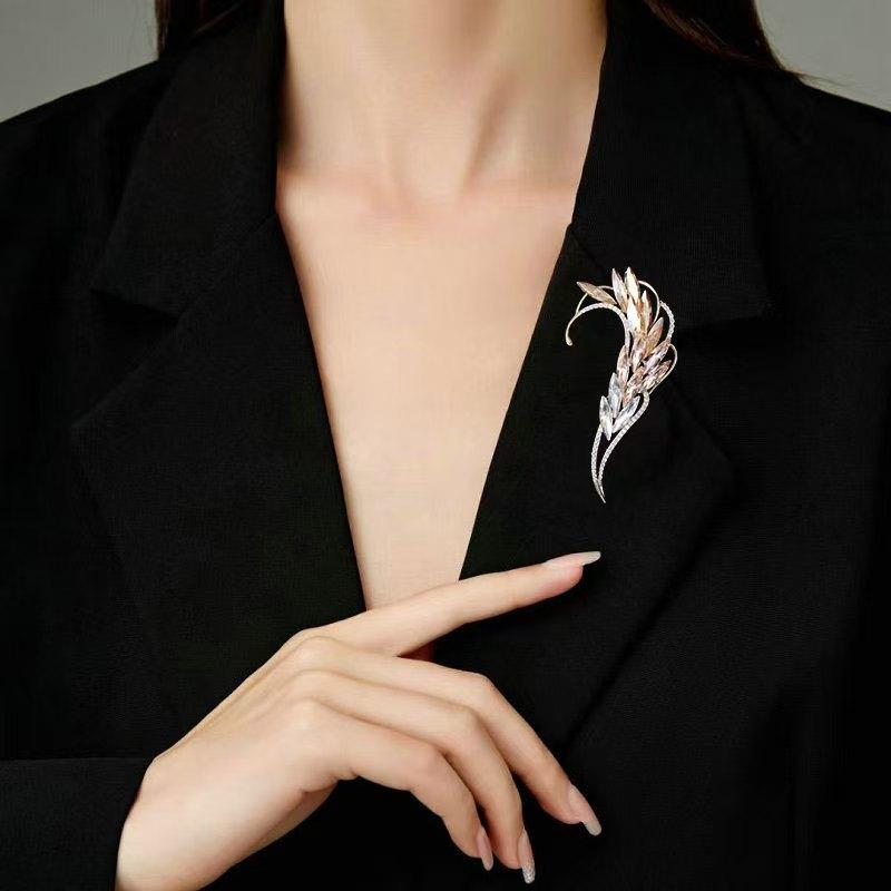 Stylish and Elegant Women's Coat, Coat Accessories, High-end Crystal Inlaid Exquisite Suit Feather Leaf Brooch