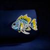 Broche Speld Emaille Afwerking Strass Inleg Tropische Vis Ontwerp Legering Speld Galvanisch Behandelde Basis Past bij Jassen Truien Badge
