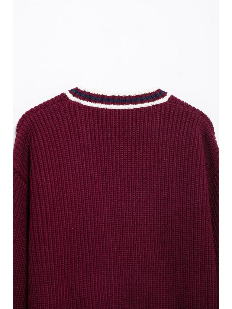 Dámský kardigan s výstřihem do V na jaro 2025 ve streetovém stylu