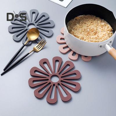 Tovagliette dal design scavato, resistenti al calore, a forma di fiore, per tavolo