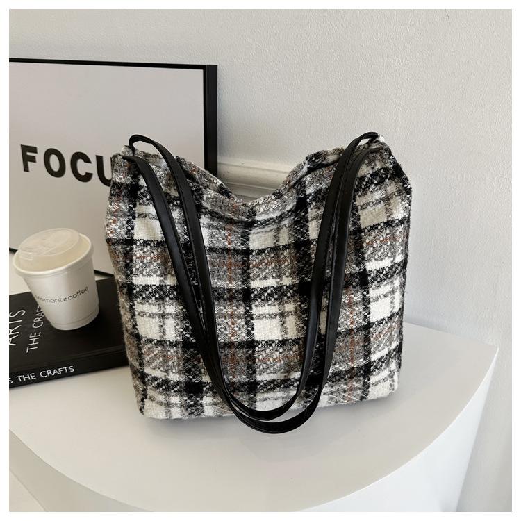 

Шерстяная клетчатая модная простая повседневная сумка-тоут большой вместимости, новая зимняя модель 2025 с подвеской